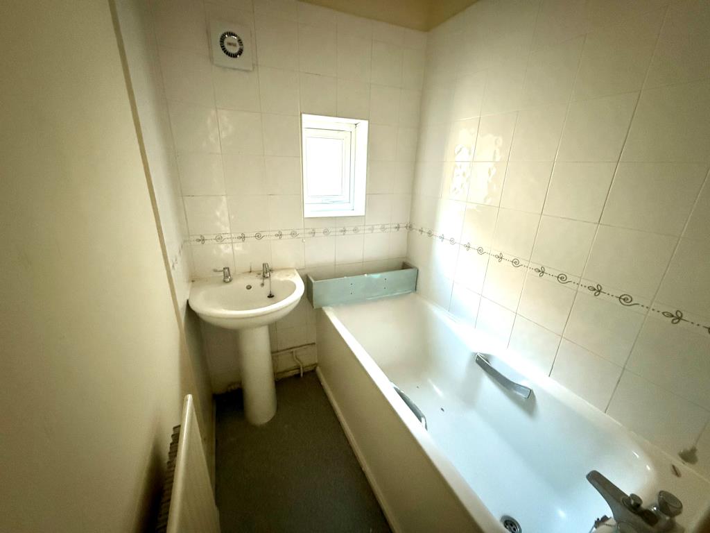 Lot: 59 - MID-TERRACE HOUSE IN NEED OF IMPROVEMENT - Bathroom